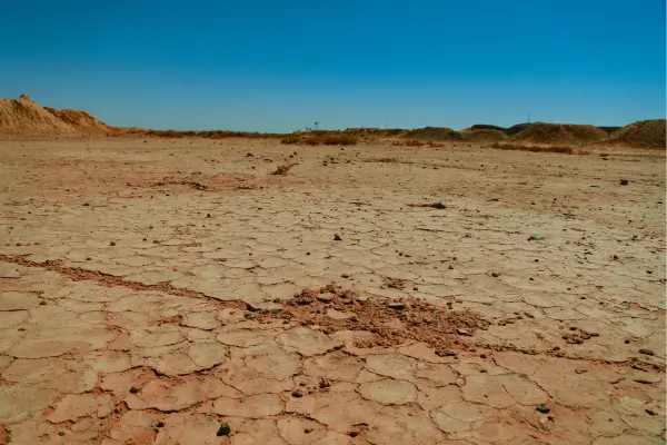 Estratégias para Enfrentar o Calor e a Desidratação em Trilhas de Climas Áridos