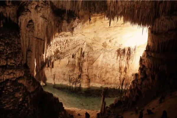 Detalhes Subterrâneos que Podem Ser Vistos nas Cavernas do Parque Nacional Gunung Mulu em Bornéu na Malásia