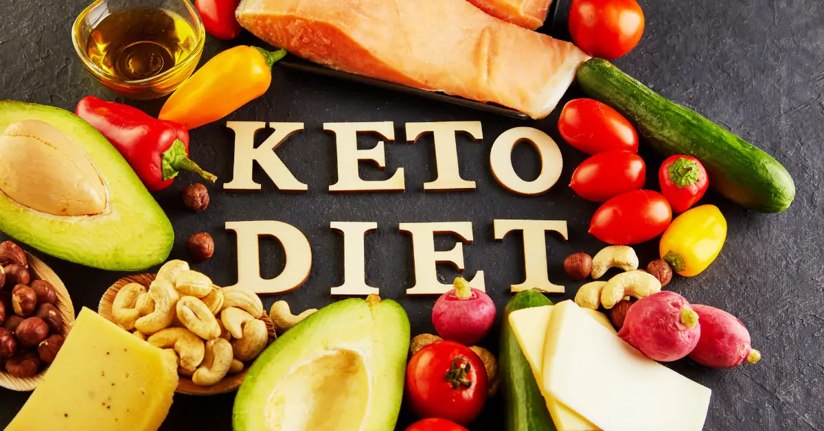 Imagem de alimentos típicos da dieta cetogênica com ovos, abacate, salmão e salada verde com azeite – refeições low carb e ricas em gordura saudável.