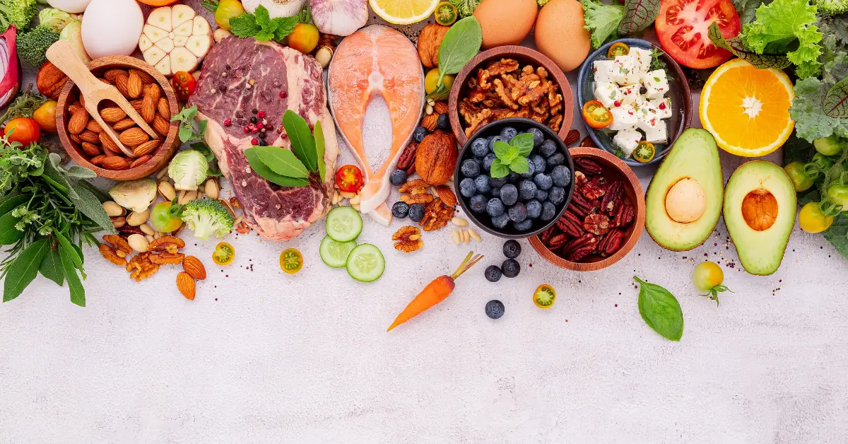 Mesa com alimentos permitidos na dieta cetogênica: abacate, ovos, queijo, azeite e vegetais – base da alimentação keto low carb.