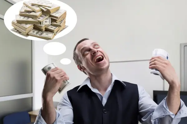 Homem feliz sonhando com dinheiro e segurando dinheiro