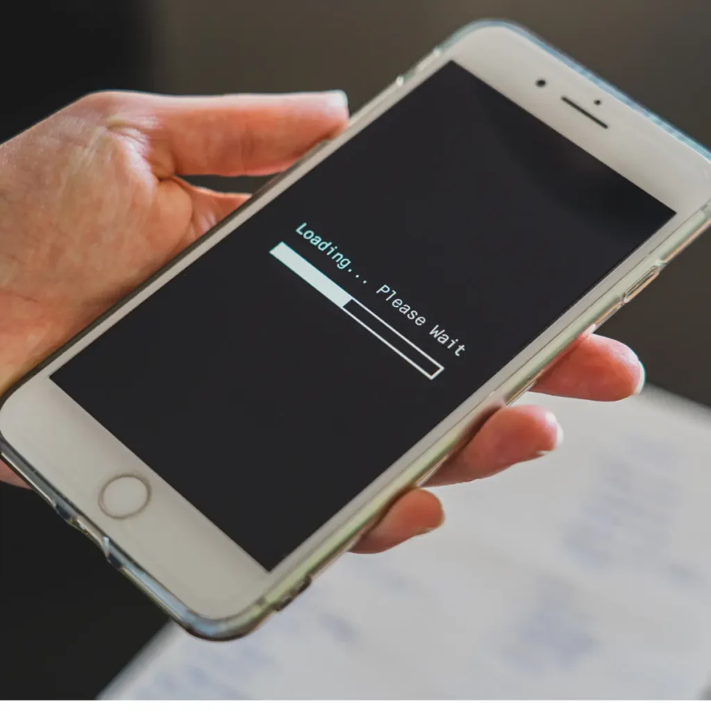 celular travado na mão de uma pessoa