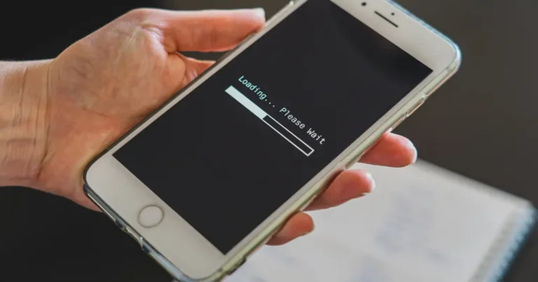 celular travado na mão de uma pessoa