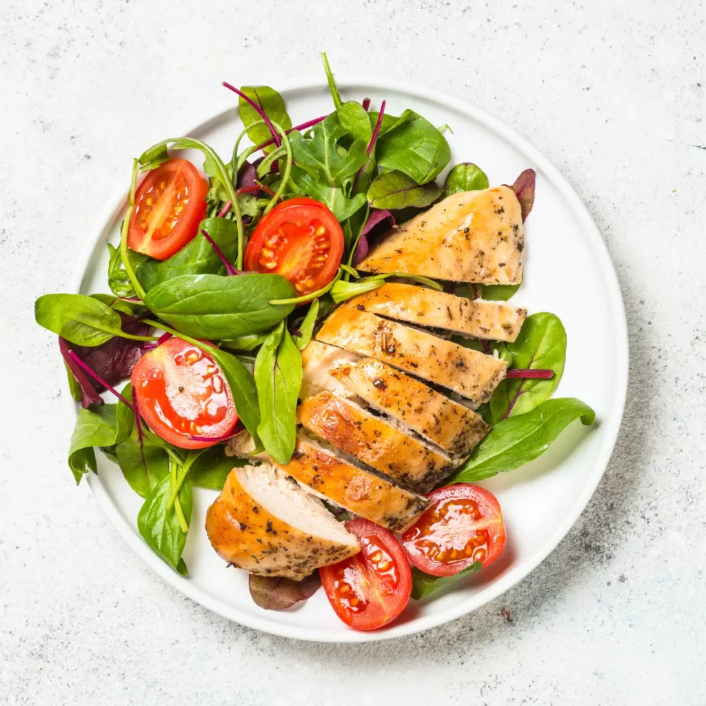 Alimentos saudáveis para bem estar e longevidade para dieta cetogênica em um prato branco.