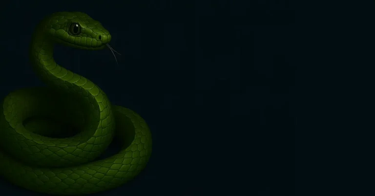 Cobra verde enrolada com olhar fixo ao lado de texto sobre os tipos de cobras e seus significados nos sonhos.