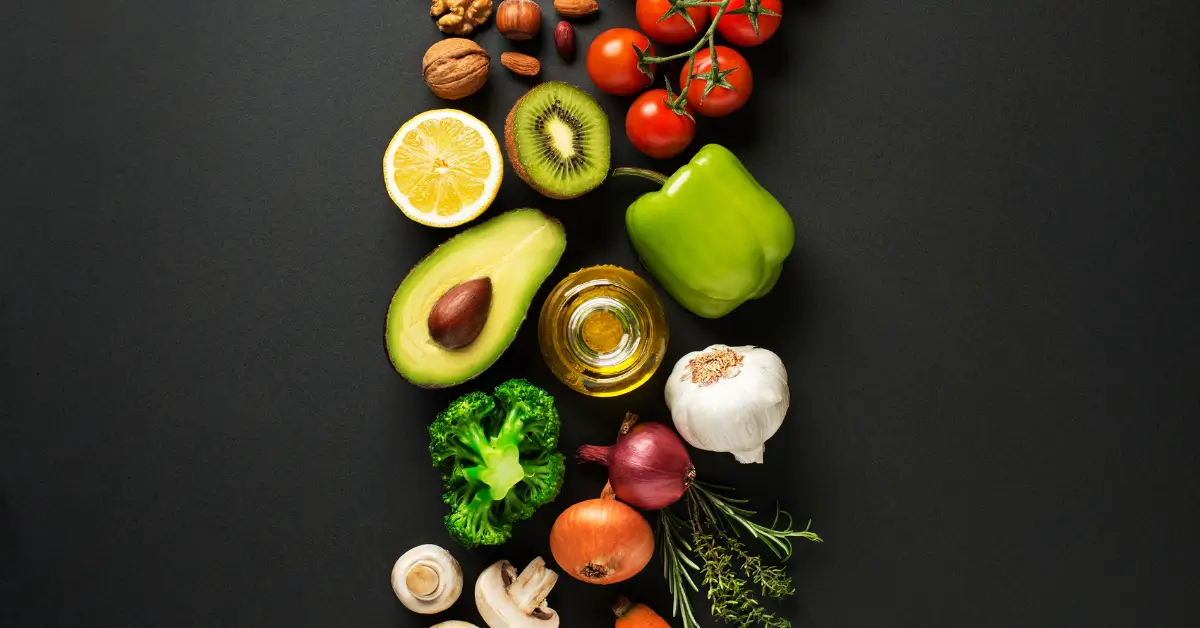 alimentos saudáveis sobre uma mesa preta.