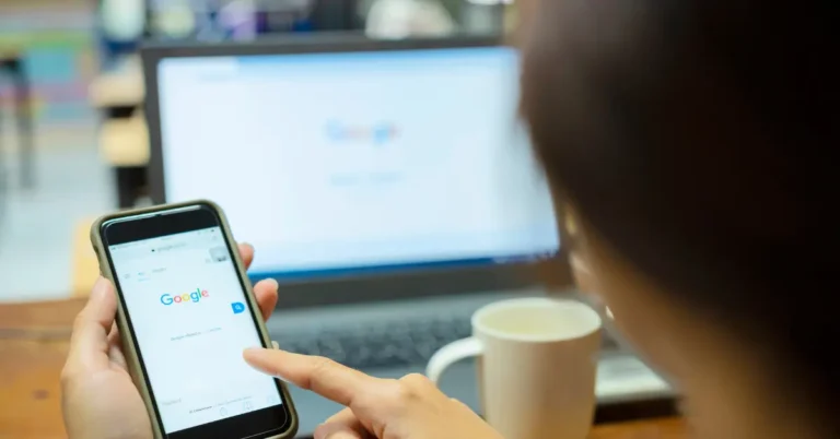 Celular exibindo um formulário no Google Forms, com uma pessoa criando pedidos online de forma prática.