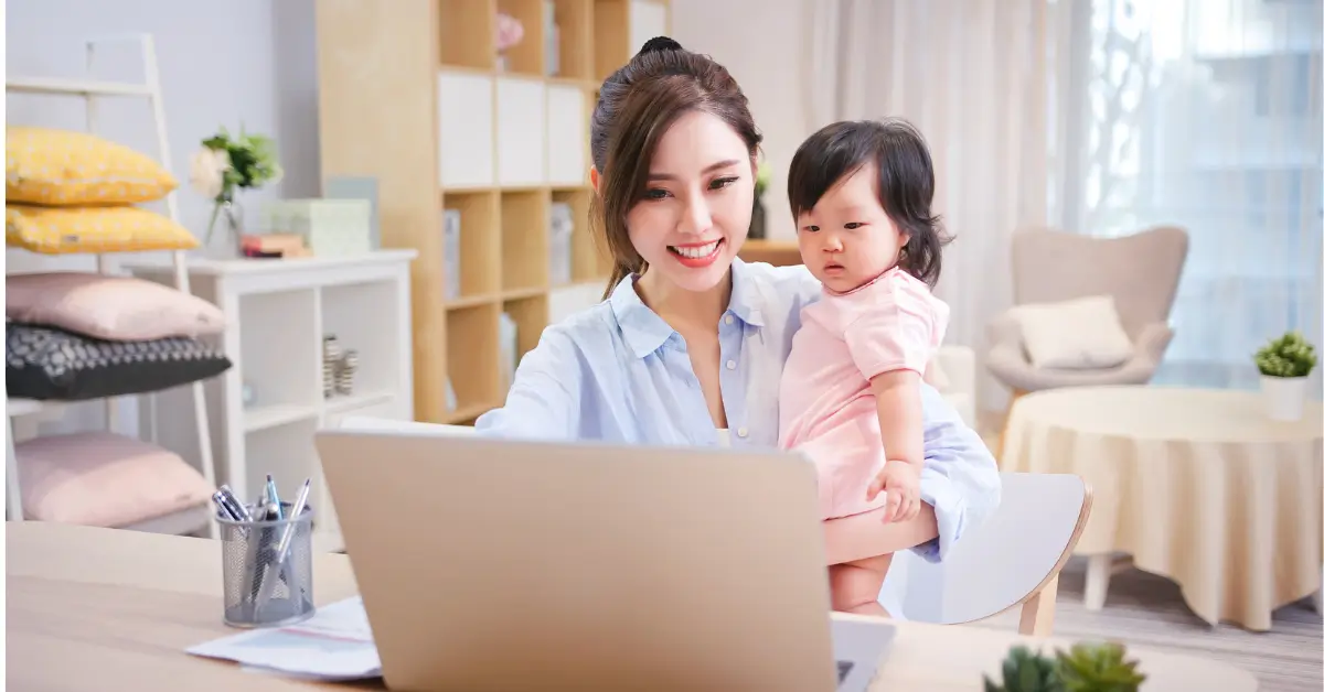 Mãe trabalhando com notebook com filho pequeno, mostrando como fazer renda extra para mães com rotina de trabalho remoto e cuidado familiar.